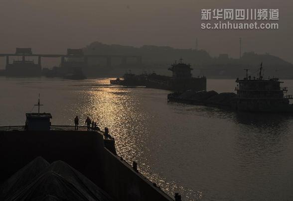 三峡大坝船闸排队两三天才过闸 长江航运需提速