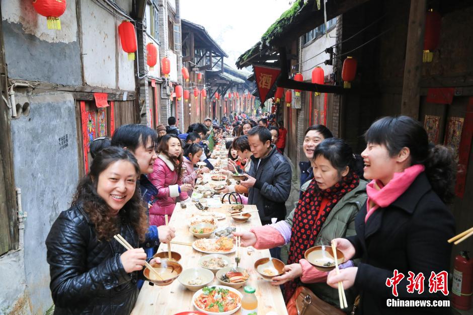 贵州古镇推出“千人长街宴”团年饭