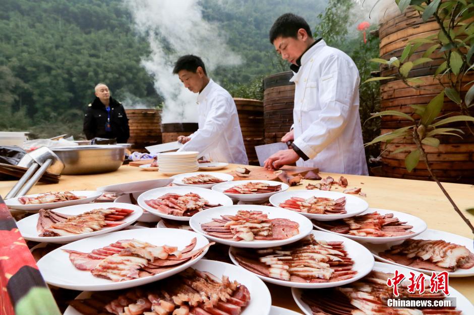 贵州古镇推出“千人长街宴”团年饭