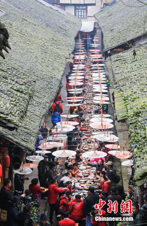 贵州古镇推出“千人长街宴”团年饭