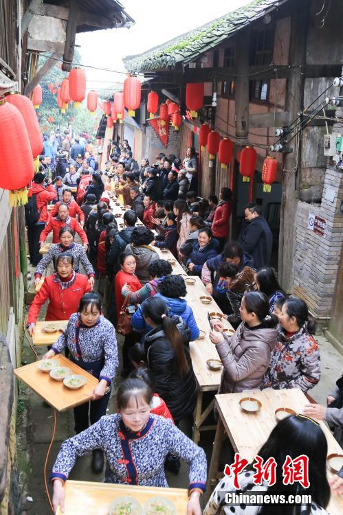 贵州古镇推出“千人长街宴”团年饭