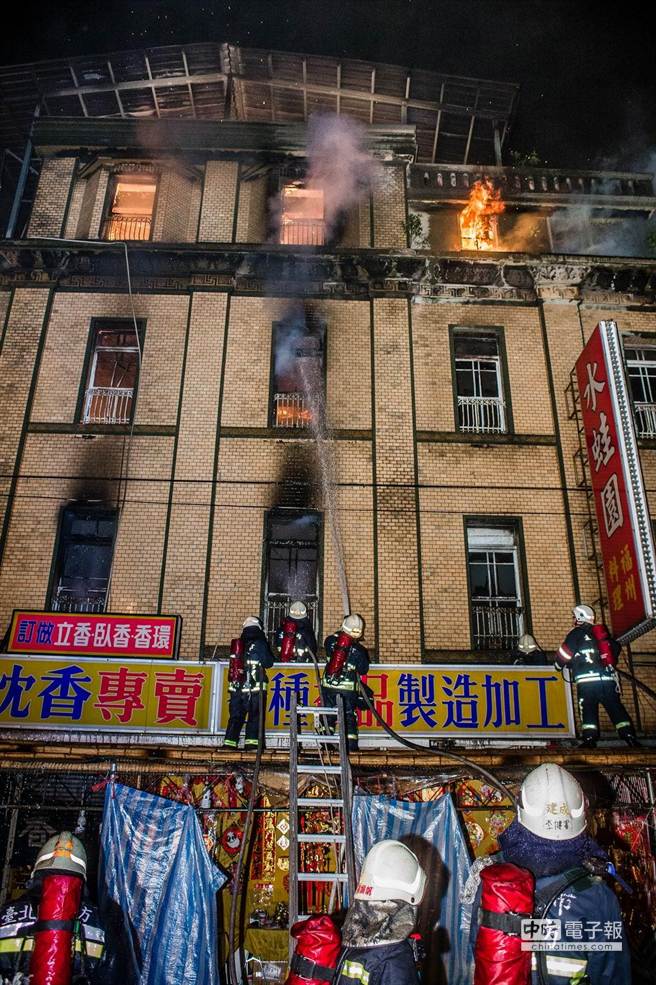 台北市年货大街百年建筑遭大火烧毁（组图）