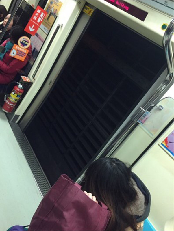台北地铁一车厢门没关闭 360名乘客惊魂