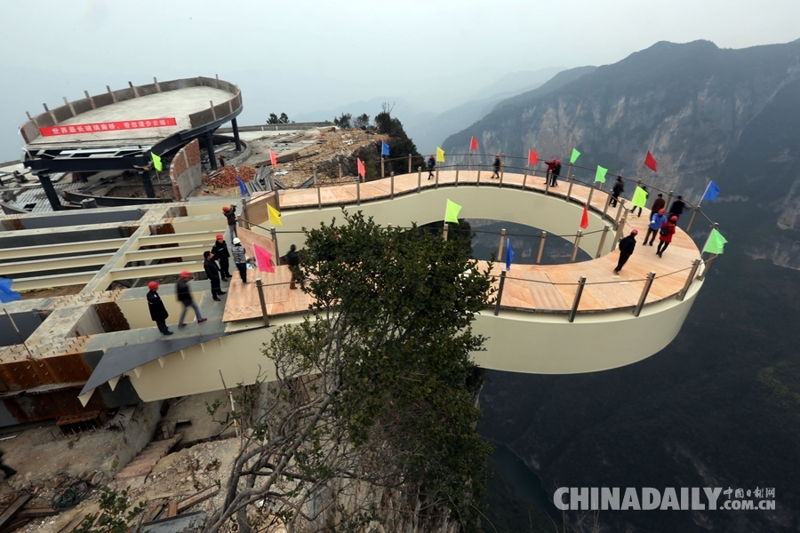 重庆云阳建成世界第一悬挑玻璃景观廊桥