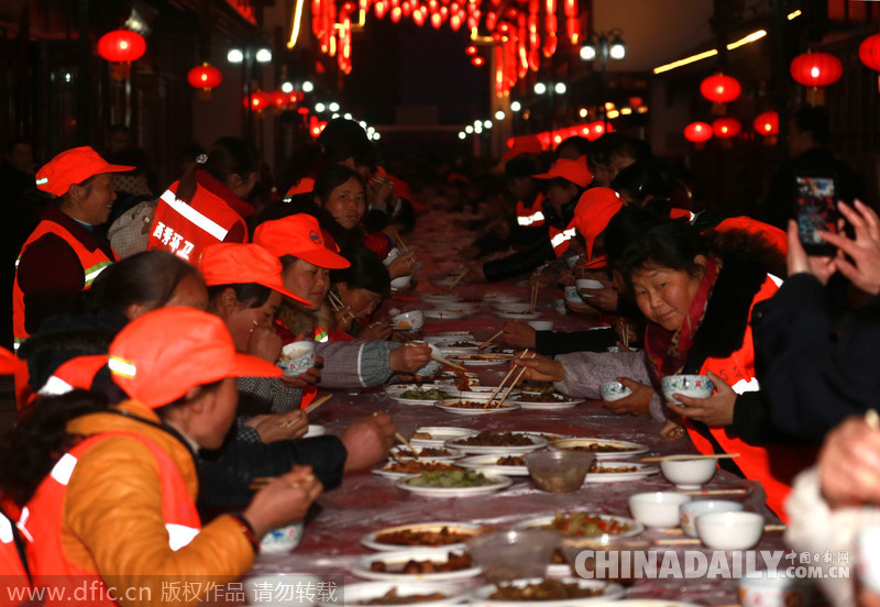 贵州1000名环卫工共享长桌宴 红红火火过小年