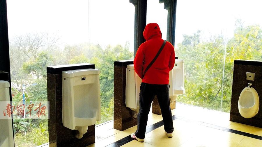 广西桂林“透明厕所”开放 游客：风景不错能接受