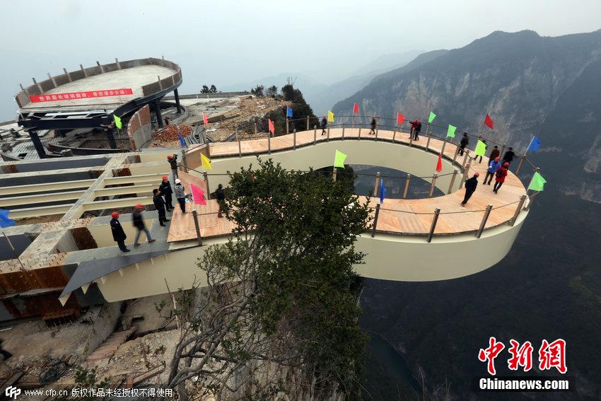 重庆世界最高悬挑廊桥 透明地板离地近千米