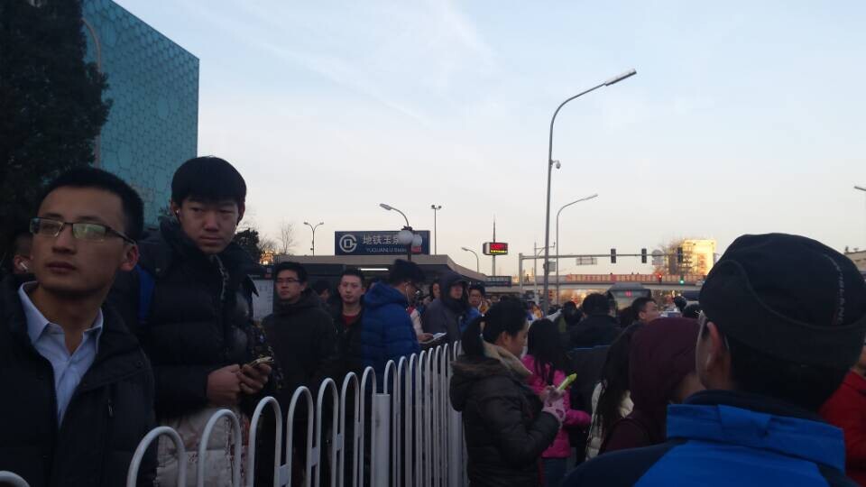 北京地铁1号线一乘客进入轨道正线 接触轨停电