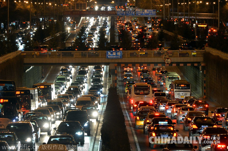 北京小年夜交通拥堵 车辆排成百米长龙