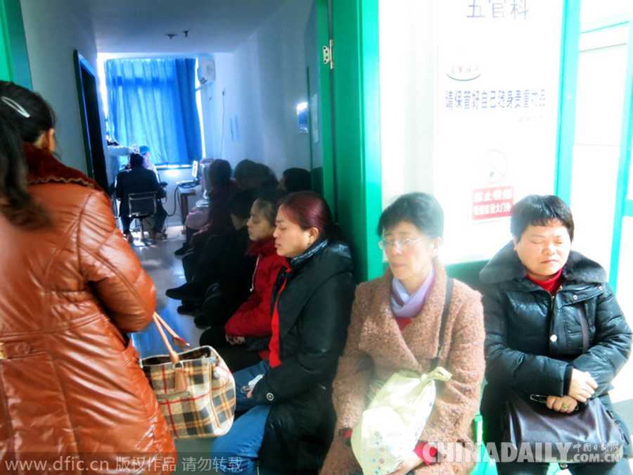 重庆云阳：市民节前看病忙 医院过道塞满病床