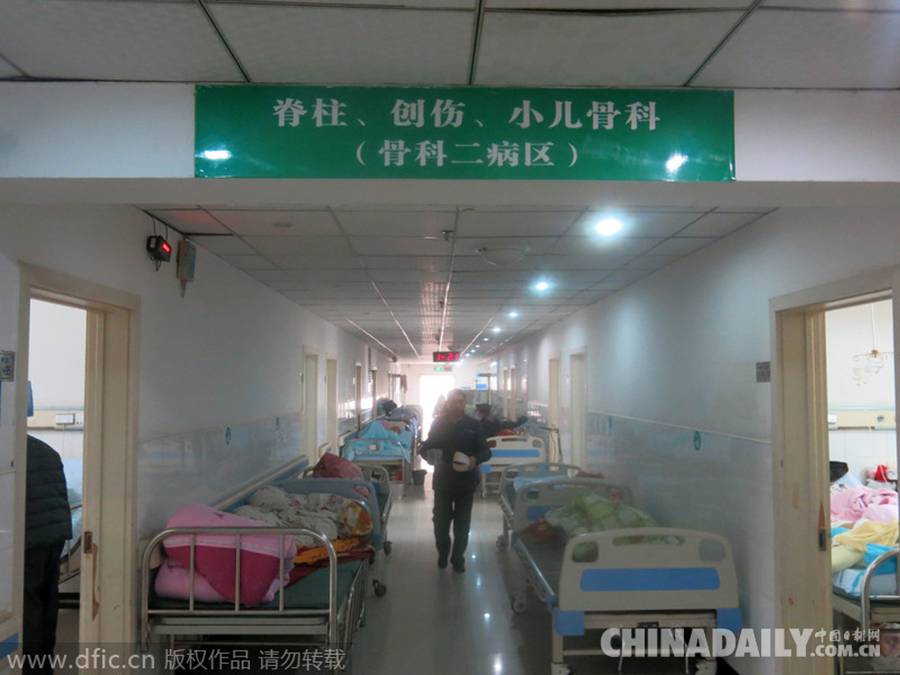 重庆云阳：市民节前看病忙 医院过道塞满病床