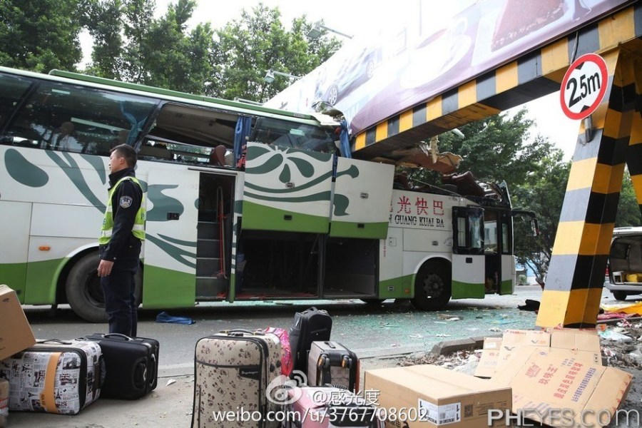 广东一客车撞限高杆被切头 致2死9伤