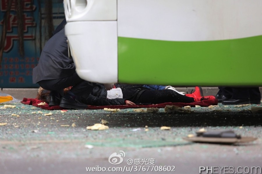 广东一客车撞限高杆被切头 致2死9伤