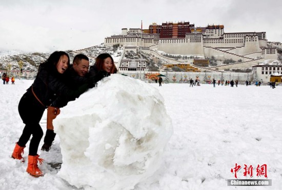 西藏拉萨：在暴雪中朝拜