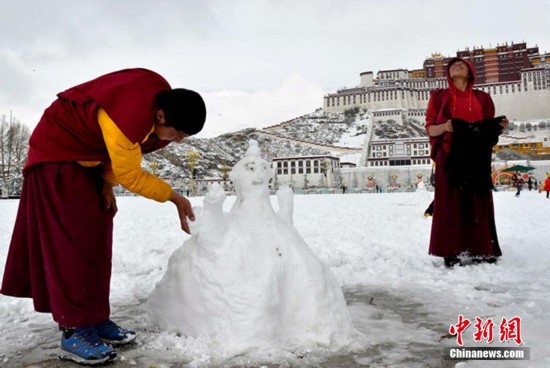 西藏拉萨：在暴雪中朝拜