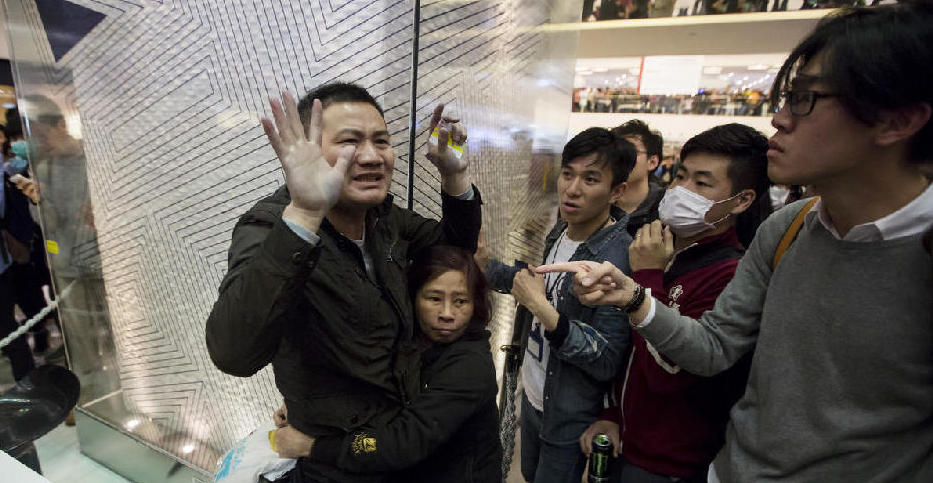 香港商场再次发生围堵内地旅客事件(组图)