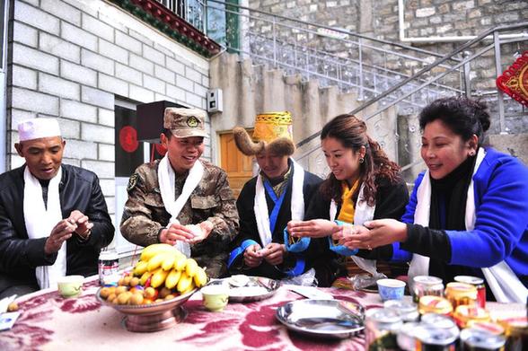拉萨各族群众喜迎春节和藏历新年
