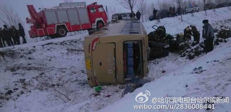 暴雪致国道发生严重车祸多人死伤