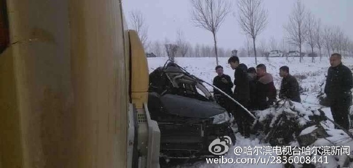 暴雪致国道发生严重车祸多人死伤