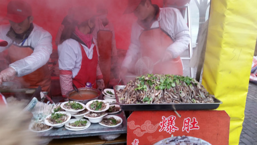 逛庙会品年味：吃不够的老北京小吃