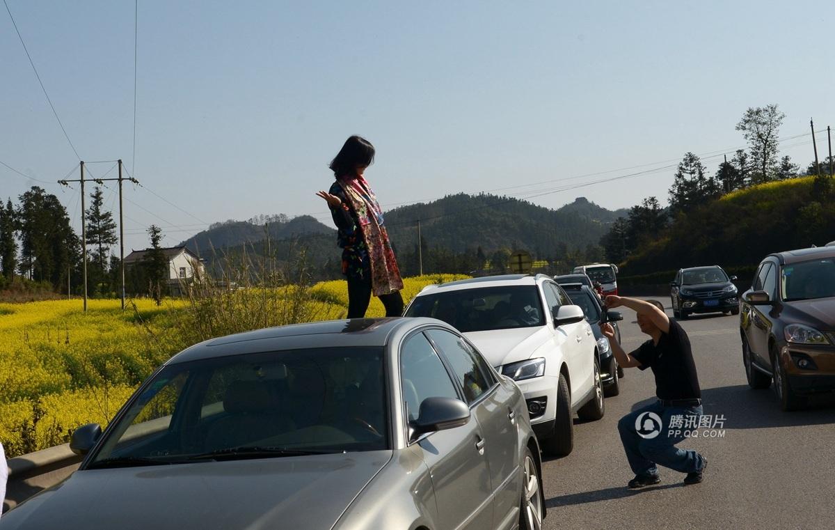 云南景区春节交通拥堵 花田变“车海”