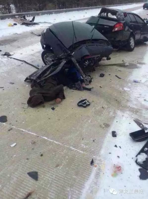 黑龙江：2辆轿车相撞致3死2伤
