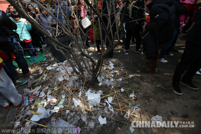北京地坛庙会不文明行为普遍 垃圾遍地文物古迹遭攀爬踩踏