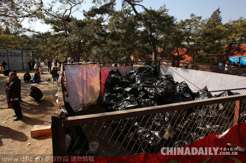 北京地坛庙会不文明行为普遍 垃圾遍地文物古迹遭攀爬踩踏