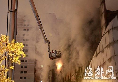 福州五一广场附近白金大厦着火 大火烧毁三层楼