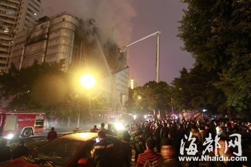 福州五一广场附近白金大厦着火 大火烧毁三层楼