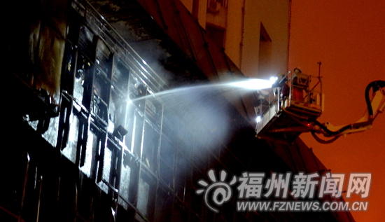 福州五一广场附近白金大厦着火 大火烧毁三层楼