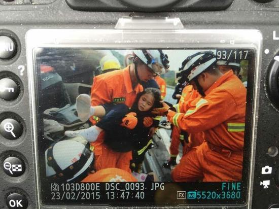 厦蓉高速发生9车连环相撞事故 7岁女孩父母双亡