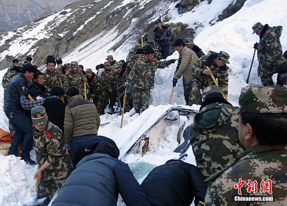 西藏吉隆雪崩致17人被困 武警官兵连夜救援