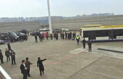 女乘客谎称携爆炸物航班备降重庆机场 涉事乘客被拘
