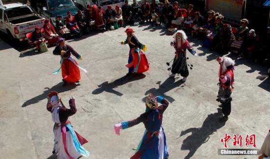 组图：西藏门巴族民众欢度藏历新年