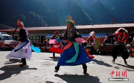 组图：西藏门巴族民众欢度藏历新年
