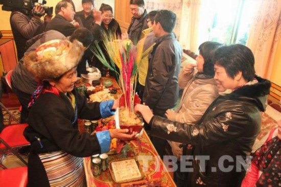 在西藏过年游客顾不上摇红包