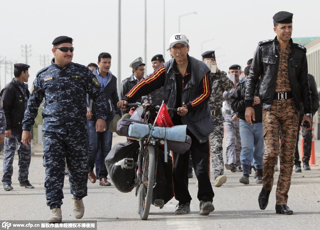 中国男子骑车环游世界18年 获伊拉克军警“护送”