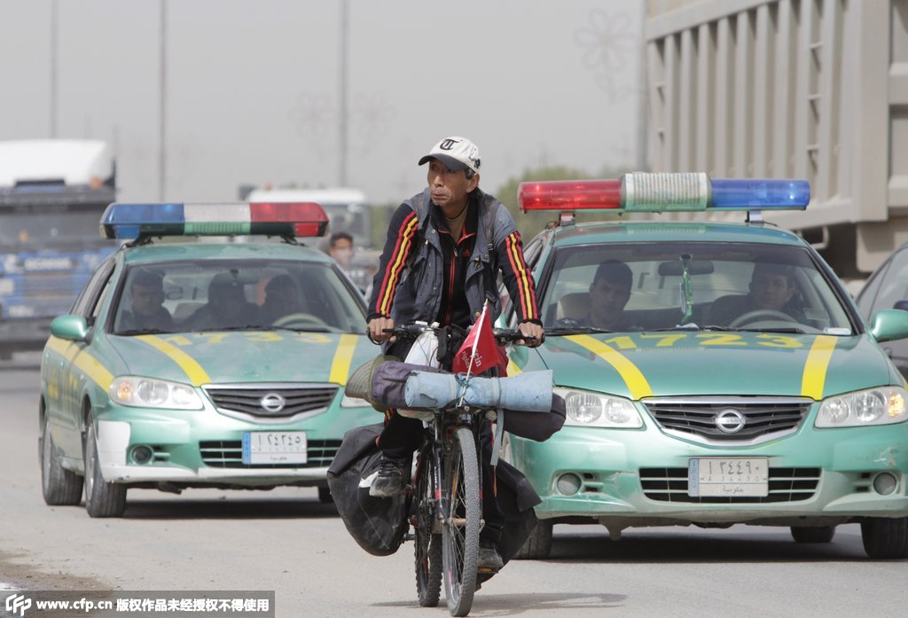 中国男子骑车环游世界18年 获伊拉克军警“护送”