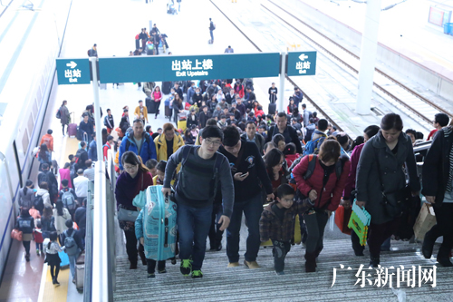 深圳北站加开5对高铁应对返程客流高峰