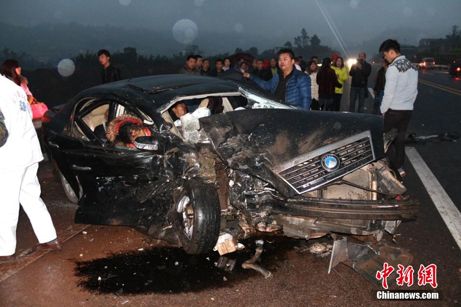 四川宜宾境内发生两起车祸致5死4伤