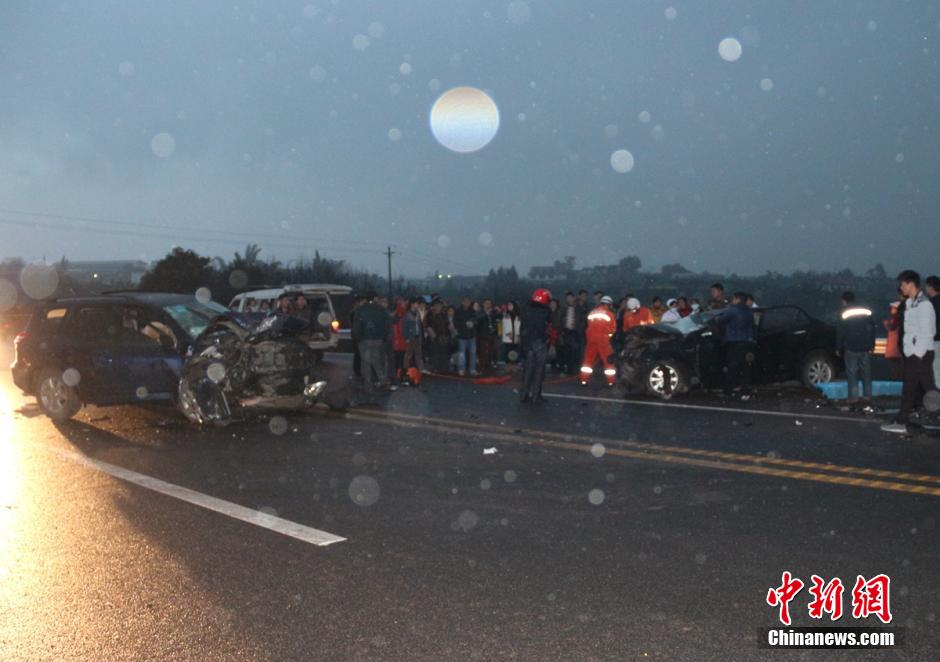 四川宜宾境内发生两起车祸致5死4伤
