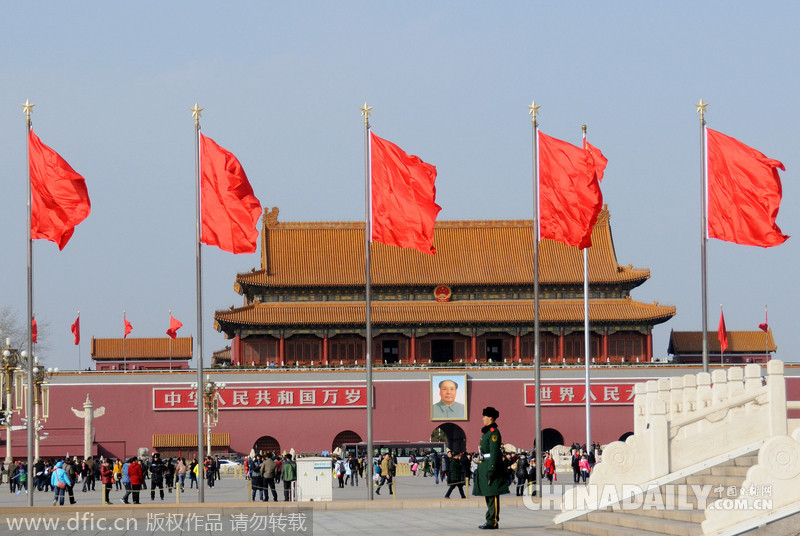 北京天安门广场红旗飘飘迎两会