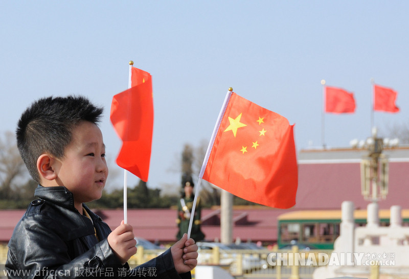 北京天安门广场红旗飘飘迎两会