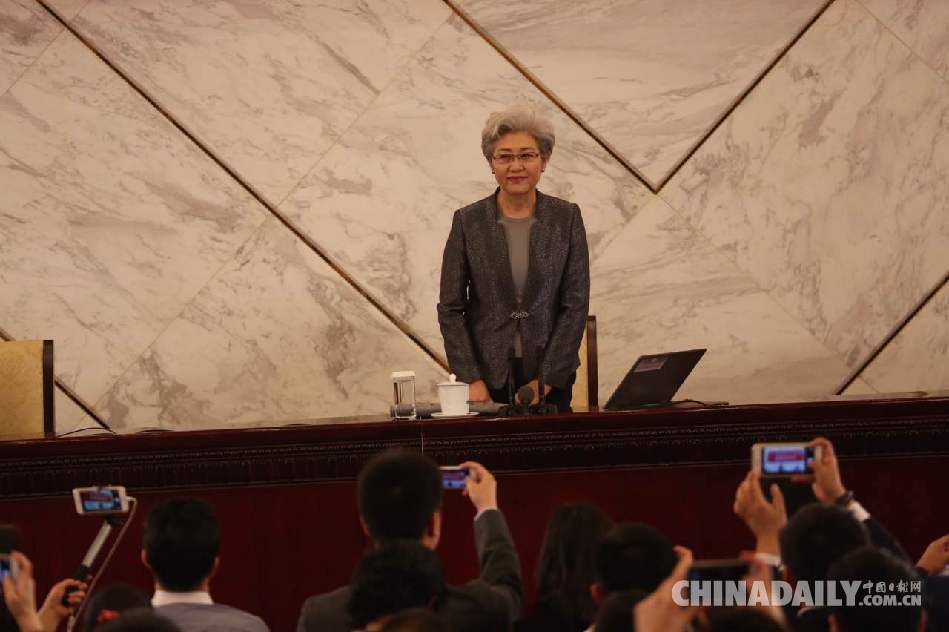 2015两会:人大发言人傅莹的微笑表情包