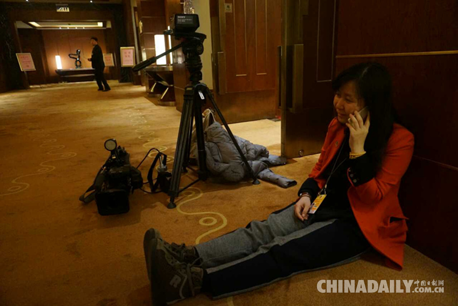 2015两会：女政协委员席地接受记者采访