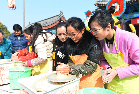 山东台儿庄古城举行“三八妇女节”陶艺大赛