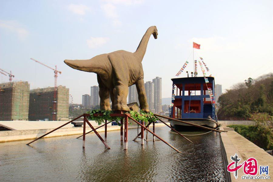 重庆现人造“天河” 恐龙轮船离地十米对峙(图)