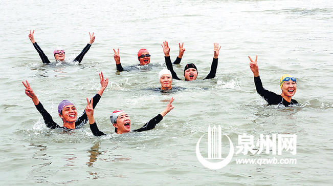 泉州百位女泳士挑战低温 畅游晋江勇敢过节