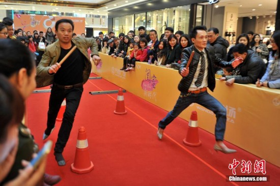 福州商场三八节上演男士穿高跟鞋“障碍赛跑”